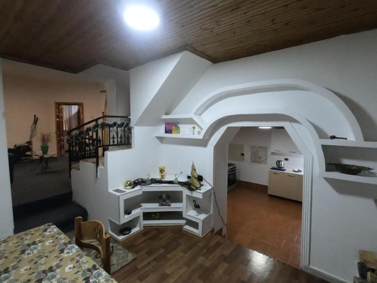 Tirana Traditional Home Exterior photo